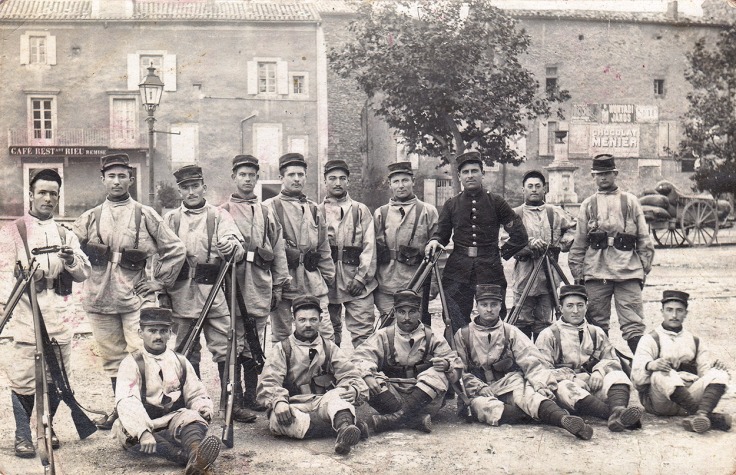Anselme (debout, 5ème depuis la gauche) en tenue d'exercices, vers 1912 © Collection privée